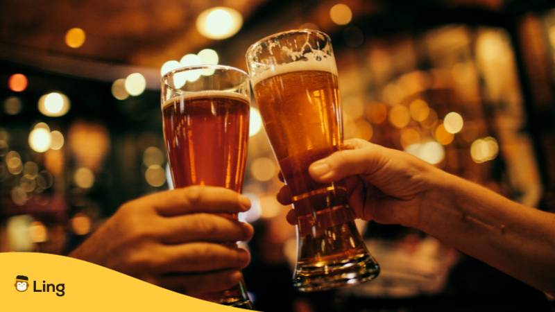 Biergläser werden angestoßen und dabei beliebtesten Trinksprüche in Estland aufgesagt, die mit Ling gelernt wurden