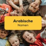 7 Kinder liegen mit ihren Köpfen aneinander auf dem Boden und haben arabische Namen