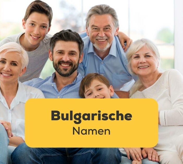 Bulgarische Familie sitzt gemeinsam auf dem Sofa und spricht über bulgarische Namen für den Nachwuchs