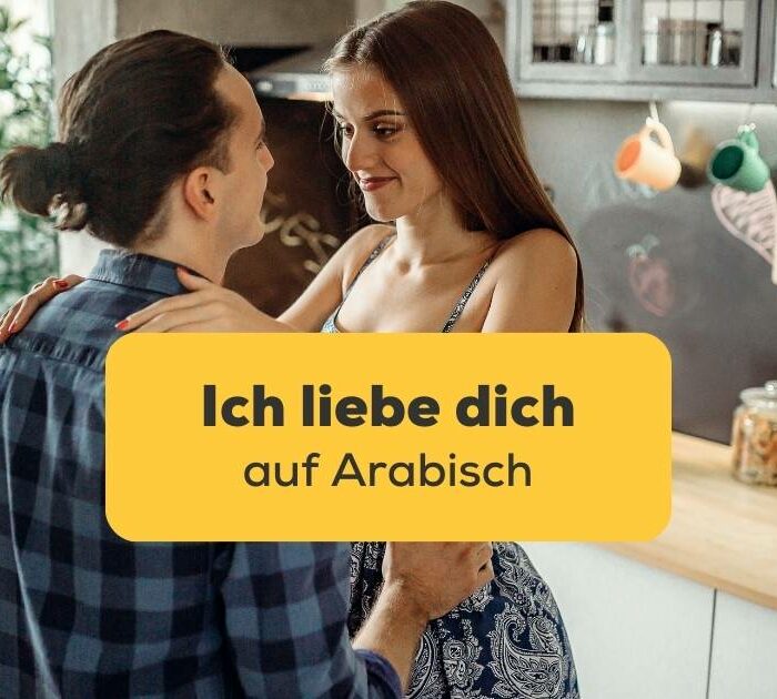 Paar steht in der Küche und möchte sich Ich liebe dich auf Arabisch sagen, nachdem sie es bei Ling gelernt haben