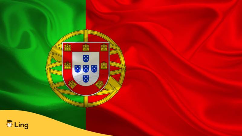 Portugiesische Flagge weht im Wind, Dankbarkeit ist wichtig in der portugiesischen Kultur