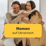 Ukrainische Familie umarmt sich liebevoll und denkt über die beliebtesten Namen auf Ukrainisch für ihre Kinder nach
