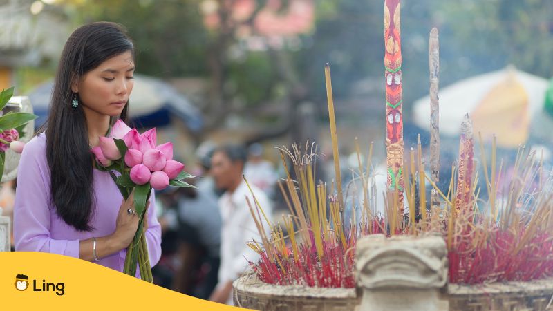 베트남 예절 05 사원에서 기도하는 여성
Vietnamese Etiquette 05 A woman praying at a temple