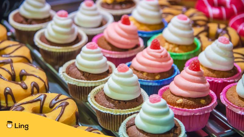Bulgarische Desserts mit Cupcakes, Macarons und buntem Dekor direkt zum Verzehr und unwiderstehlich
