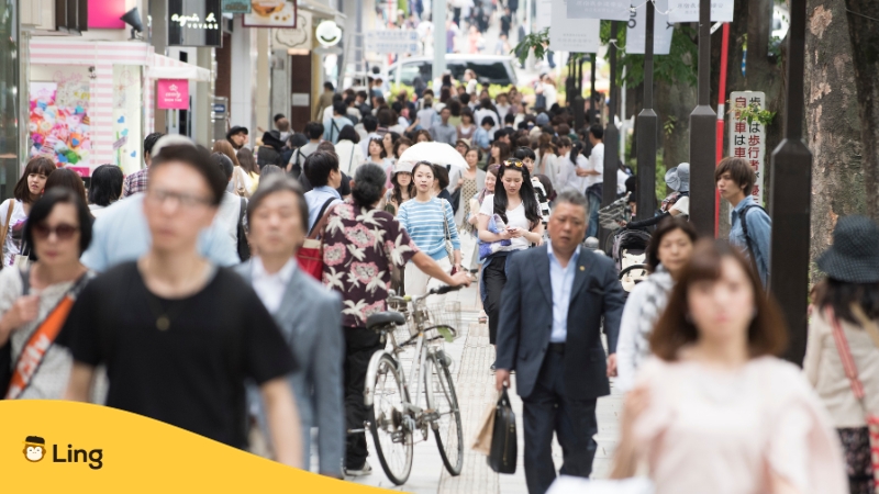 Facts about Japanese people-ling-app-people walking in the city