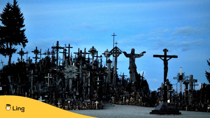 Berg der Kreuze in Litauen, ein Ort wo litauische Mythologie zu entdecken ist, mit der Ling-App