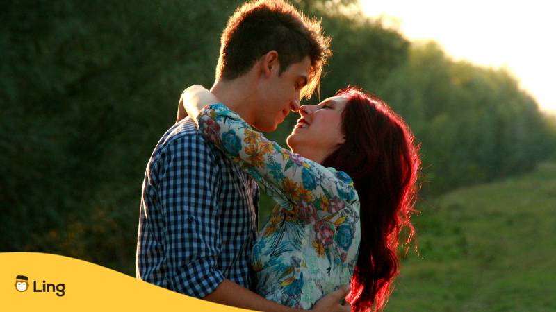 Verliebtes Paar freut sich, dass es die beliebtesten bosnischen Liebeswörter kennt, um sich die Gefühle zu gestehen.
Lerne über 20 Wege, um Ich liebe dich auf Bosnisch zu sagen