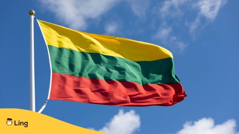 Litauische Flagge weht am blauen Himmel. Lerne das litauische Alphabet mit der Ling-App.