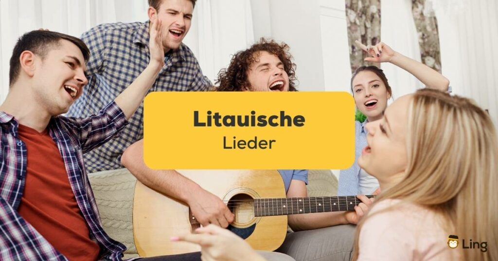 Freundeskreis singt litauische Lieder und spielen Gitarre, um spielerisch Litauisch mit der Ling-App zu lernen