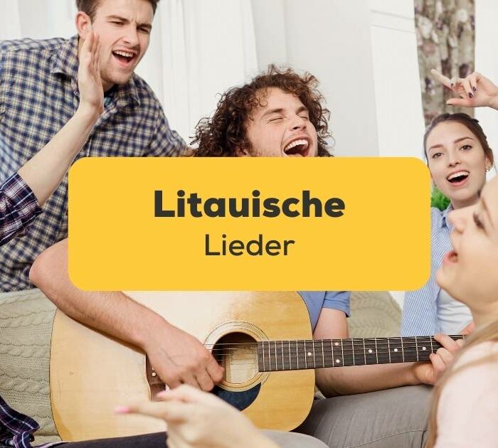 Freundeskreis singt litauische Lieder und spielen Gitarre, um spielerisch Litauisch mit der Ling-App zu lernen