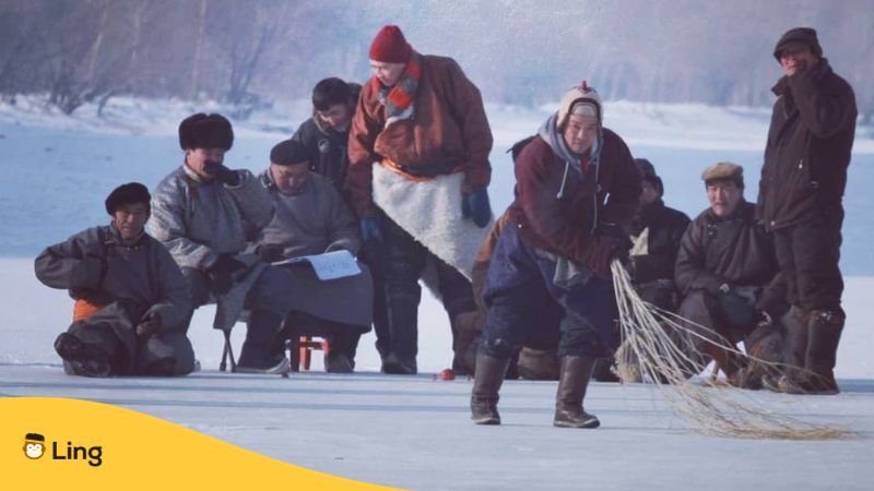 Mongolian-Childhood-Games-ling-app-people-playing-ice-knucklebone-together