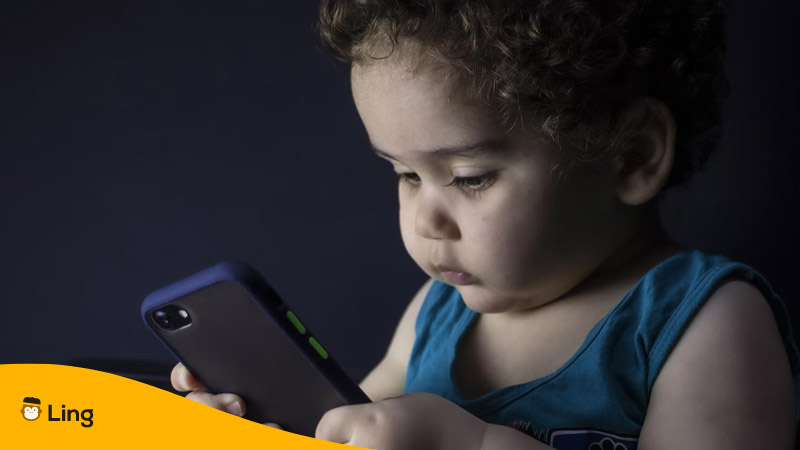 Best apps to learn albanian for kids-little boy with a smartphone