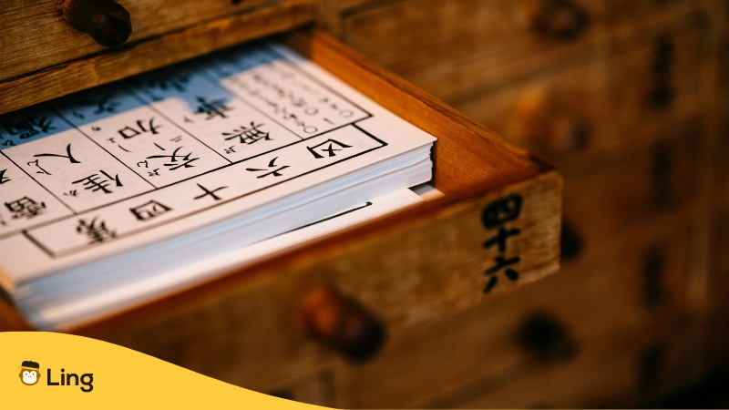 Small drawer with flashcards in the Chinese language 