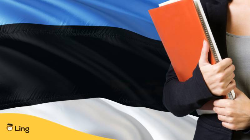 Estnisch lernende mit Notizen zu dem besten Hilfsmittel zum Lernen von Estnisch steht vor der estnischen Flagge