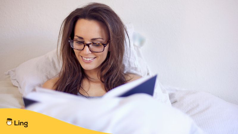 스페인어 독학 02 침대에서 책보는 안경쓴 여자 Self-study Spanish 02 Woman wearing glasses reading a book in bed