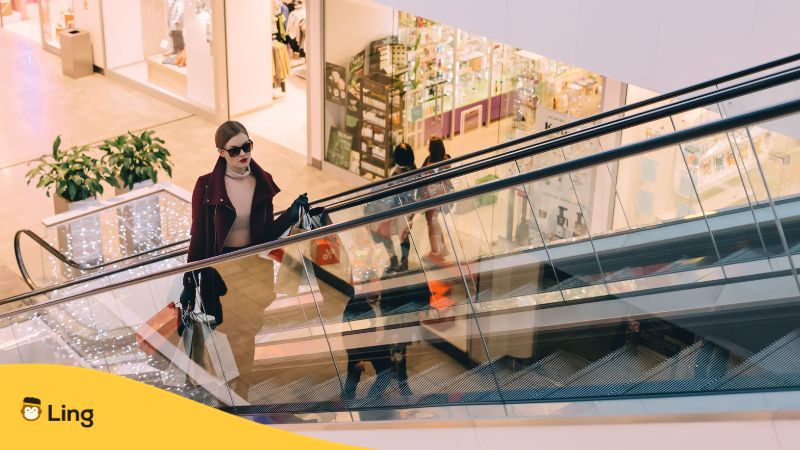 여행 프랑스어 03 쇼핑백을 들고 에스컬레이터 타고 올라가는 여성
Travel French 03 Woman going up the escalator carrying shopping bags