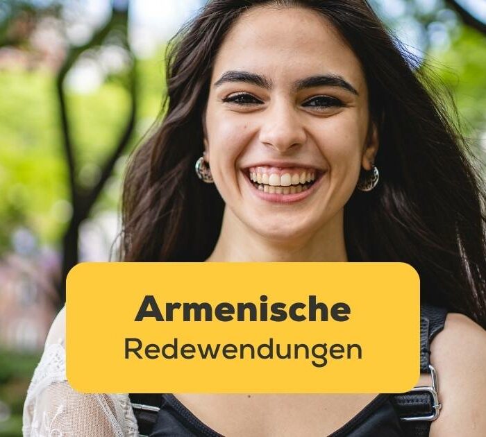 Junge attraktive Armenierin lächelt freundlich nach einer ersten Kommunikation mit grundlegenden armenischen Redewendungen aus der Ling-App.