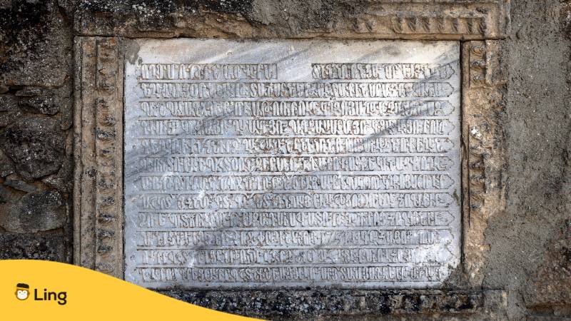 Steintafel mit alter armenischer Inschrift zu dem Thema: Ist Armenisch schwer zu lernen?