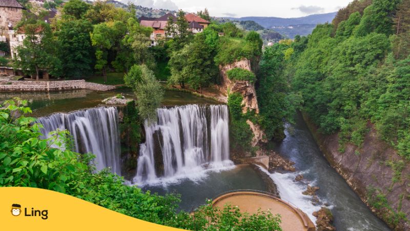 Landschaft in Bosnien, die viele Menschen dazu verführt Bosnisch mit Ling zu lernen um Menschen und deren Kultur besser zu verstehen