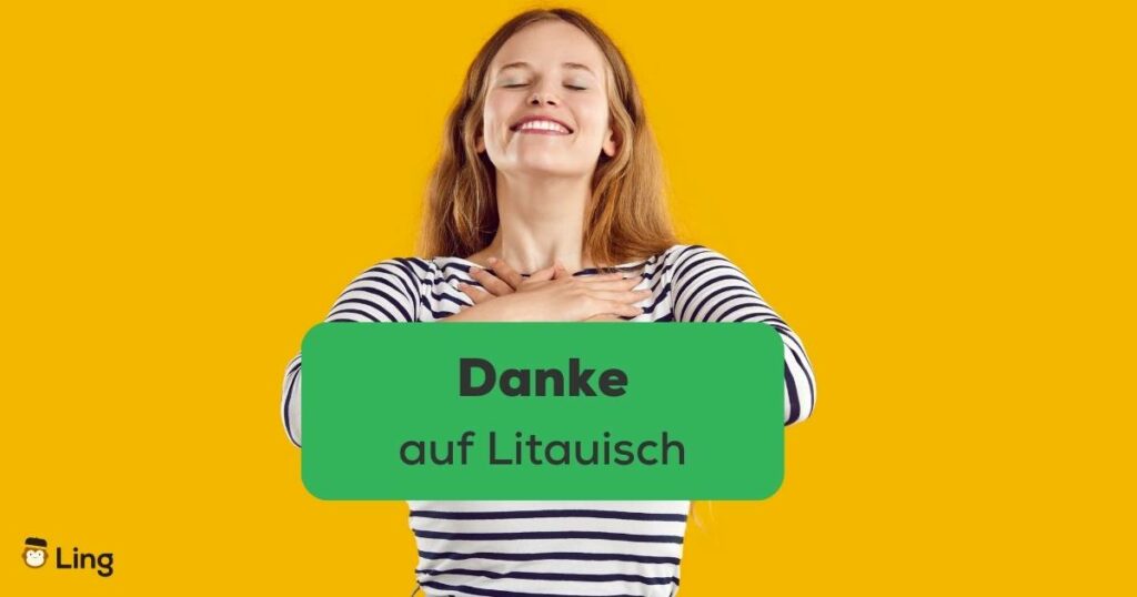 Junge litauische Frau legt als Zeichen ihrer Dankbarkeit ihre beiden Hände auf ihre Brust und lächelt dabei mit geschlossenen Augen. Erfahre mit der Ling-App, wie du Danke auf Litauisch ausdrücken kannst.