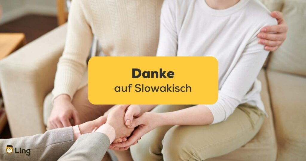 Ehepaar sitzt auf einem Sofa, eine Person gegenüber der Frau sagt Danke auf Slowakisch.