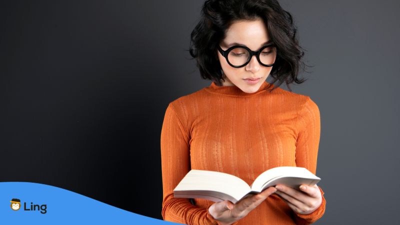 Eine Frau lernt Litauisch mit einem Buch, da es kein Litauisch auf Duolingo gibt