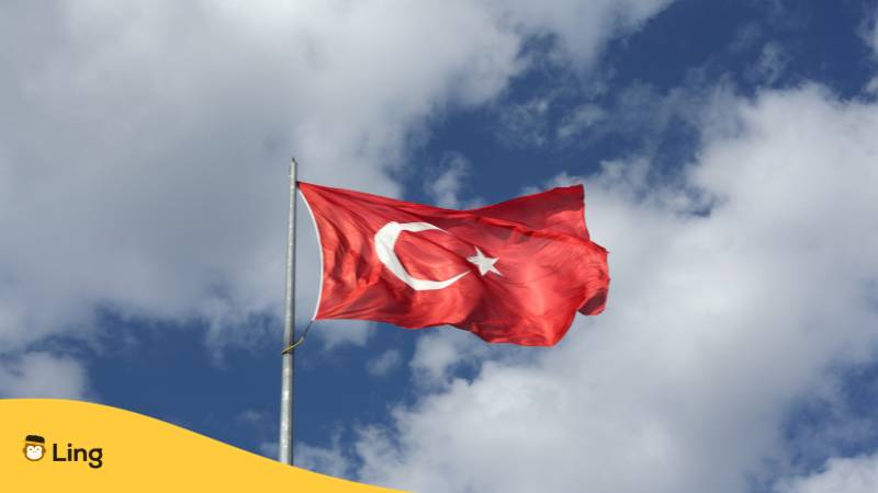 Die türkische Flagge vor bewölktem Himmel. Türkisch hat einen großen Anteil der gesprochenen Sprachen in Bulgarien.