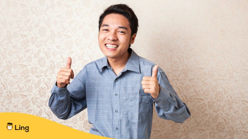 Ein glücklicher Filipino zeigt die Daumen hoch