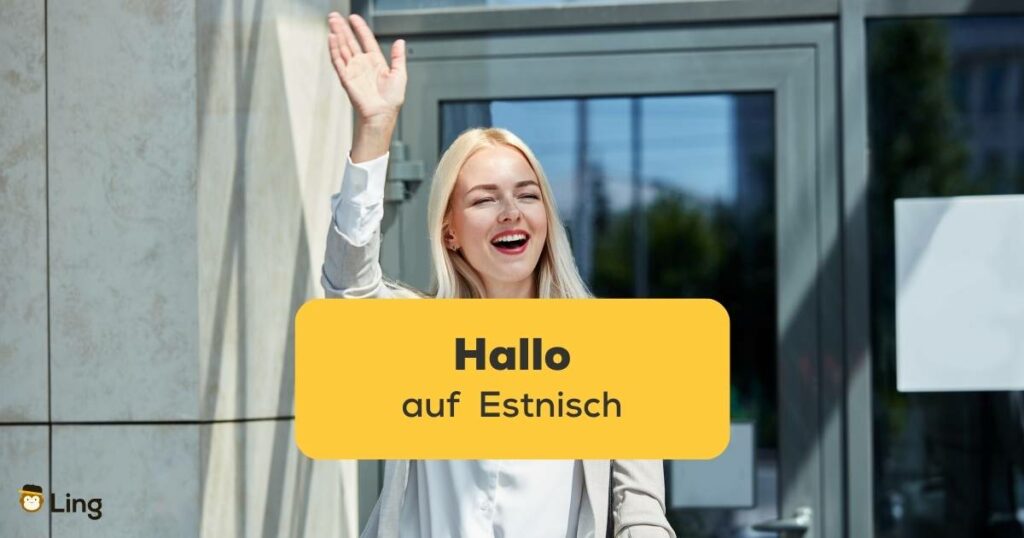 Junge blonde Estin winkt, um Hallo auf Estnisch zu Bekannten sagen, nach dem sie aus einem Gebäude kommt. Lerne Hallo auf Estnisch zu sagen mit der Ling-App.