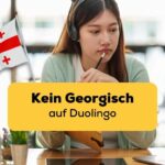 Brünette Frau schaut verwirrt auf den Laptop weil sie Kein Georgisch auf Duolingo finden kann, aber mit der Ling-App hat sie eine gute Atlernative gefunden und kann dadurch Georgisch lernen