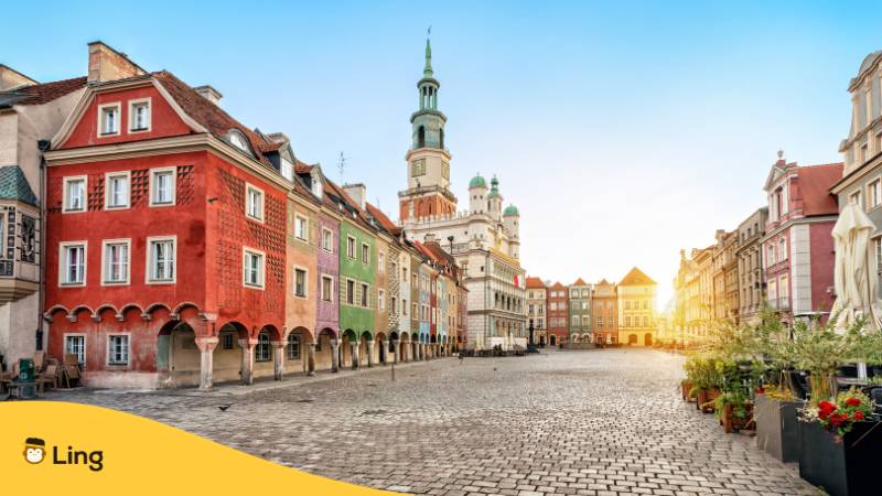 Stary Rynek Platz und altes Rathaus in Poznan, Polen. Lerne Wörter über Transport auf Polnisch mit der Ling-App.