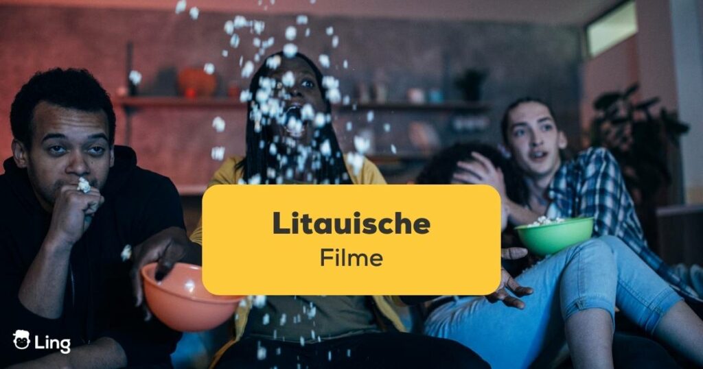 Lerngruppe von Ling-App-Nutzern, welche aus vier jungen Menschen besteht, macht Filmabend und schaut litauische Filme zum Litauisch lernen
