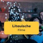 Lerngruppe von Ling-App-Nutzern, welche aus vier jungen Menschen besteht, macht Filmabend und schaut litauische Filme zum Litauisch lernen