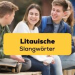 Jugendliche sitzen auf einer Mauer in Litauen und sagen litauische Slangwörter