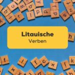 Holzwürfel mit Buchstaben auf blauen Grund. Lerne litauische Verben mit der Ling-App.