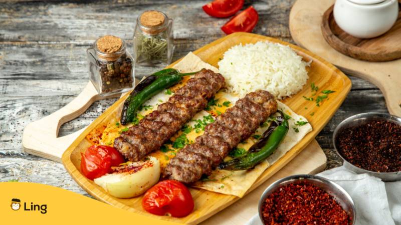 Lula Kebab, karamellisierte Fleischspieße, durchdrungen von der Kraft der Gewürze, bieten ein erstklassiges Geschmackserlebnis.