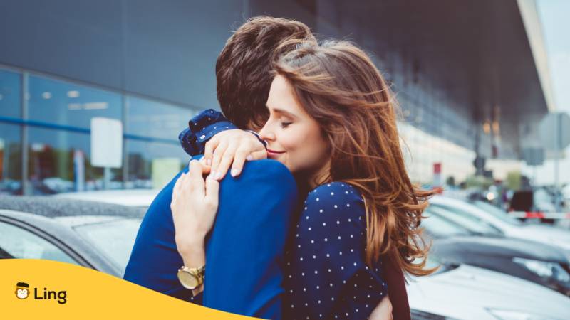 Verliebtes Paar verabschiedet sich am Flughafen. Lerne romantische polnische Wörter und Redewendungen mit der Ling-App.

