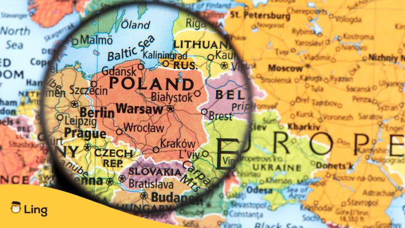 Lupe über Polen auf einer Weltkarte. Lerne einfache polnische Wörter mit der Ling-App.