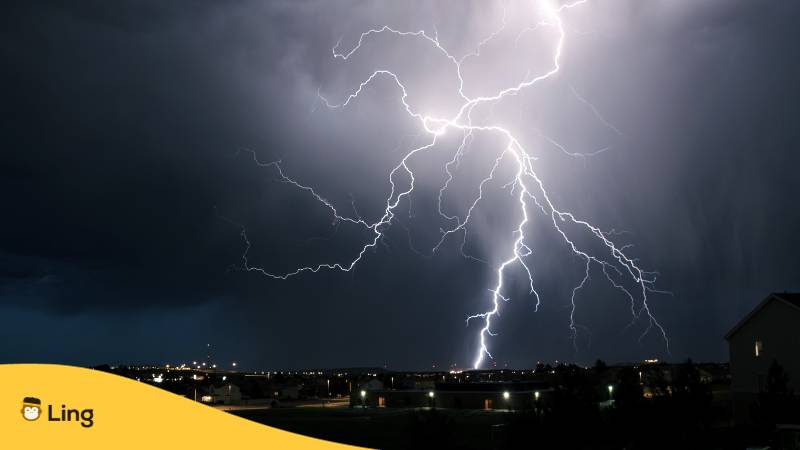 Extremes Wetter mit Blitzeinschlag und Gewitter in Bulgarien mitten in der Nacht