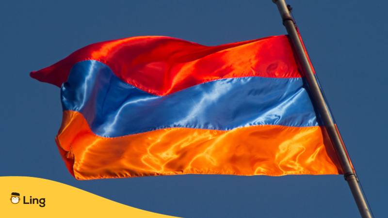 Armenische Flagge unter blauem Himmel.