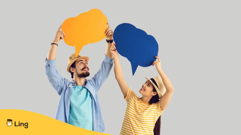 Zwei glückliche Touristen halten Gesprächsblasen isoliert auf hellgrauem Hintergrund zum Thema Fragewörter auf Armenisch mit der Ling-App.