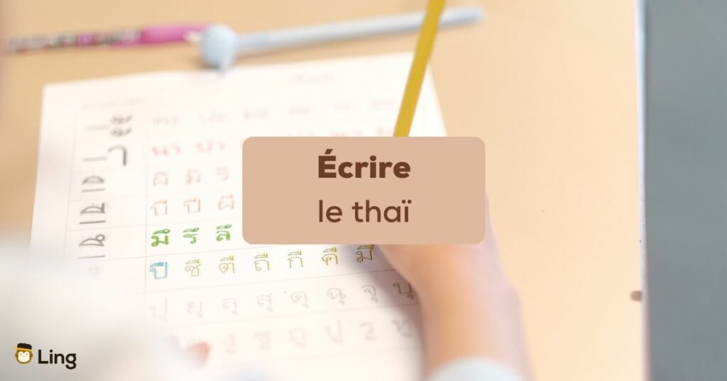 écriture thaï photo d'une main écrivant l'alphabet thaï sur une feuille avec un crayon jeune