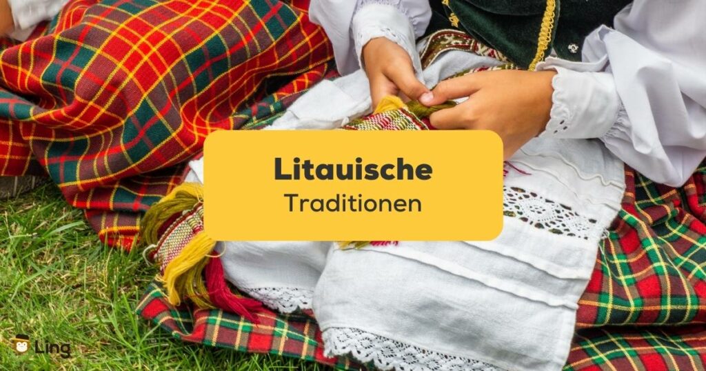 Bildausschnitt zweier litauischer Mädchen in traditioneller litauischer Kleidung. Lerne litauische Traditionen mit der Ling-App kennen.