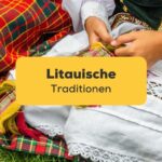 Bildausschnitt zweier litauischer Mädchen in traditioneller litauischer Kleidung. Lerne litauische Traditionen mit der Ling-App kennen.