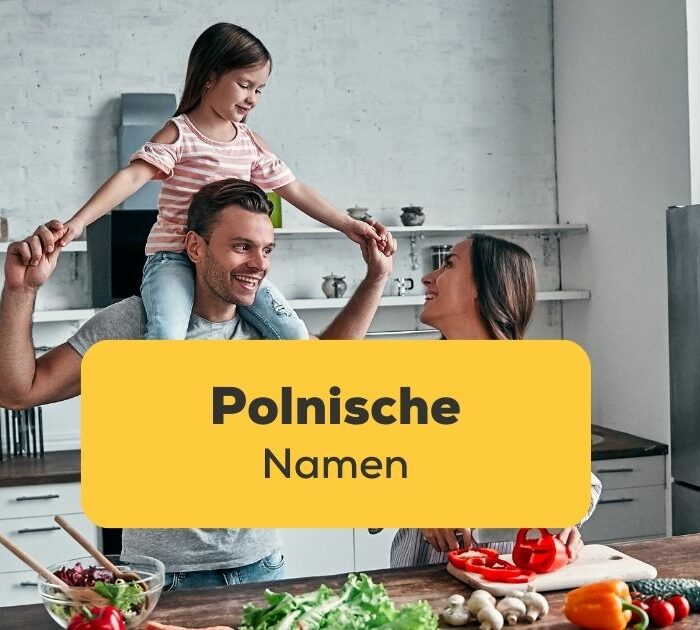 Mutter, Vater und Tochter auf den Schultern ihres Vaters stehen gut gelaunt in ihrer Küche. Ihre Tochter trägt einen polnischen Namen aus dem Ling Blog polnische Namen. Lerne Polnisch mit der Ling-App