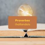 proverbes thaïlandais ampoule allumée sur livre ouvert