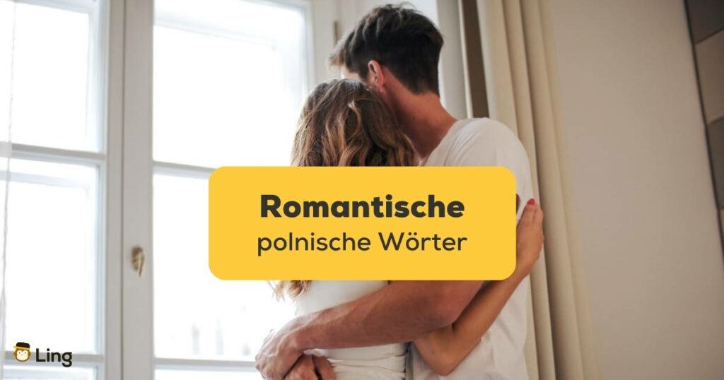 Junges Paar steht vor Fenster und umarmt sich verliebt, während sie beide aus dem Fenster schauen. Lerne romantische polnische Wörter mit der Ling-App.