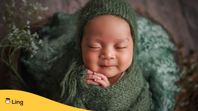 라오스 미신 01 녹색 모포에 쌓인 웃는 아기
Laos Superstition 01 Smiling baby wrapped in green blanket