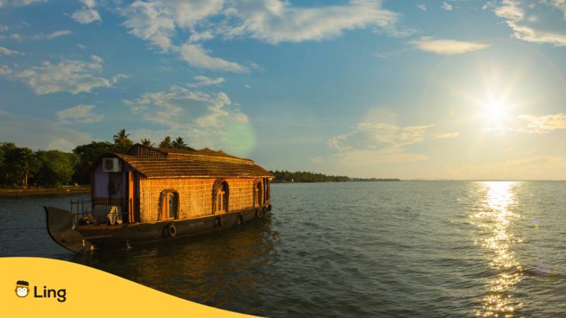 Hausboot auf dem Vembanad-See, Kerala, Indien. Erfahre alle Fakten über Kerala mit der Ling-App.
