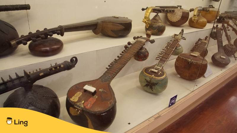 Klassische indische Instrumente. Lerne Vokabeln über Musik auf Malayalam, die du kennen solltest, mit der Ling-App.